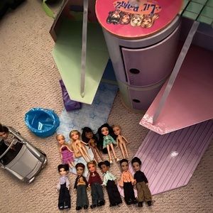 Lot of 12 lil bratz and loungin loft set